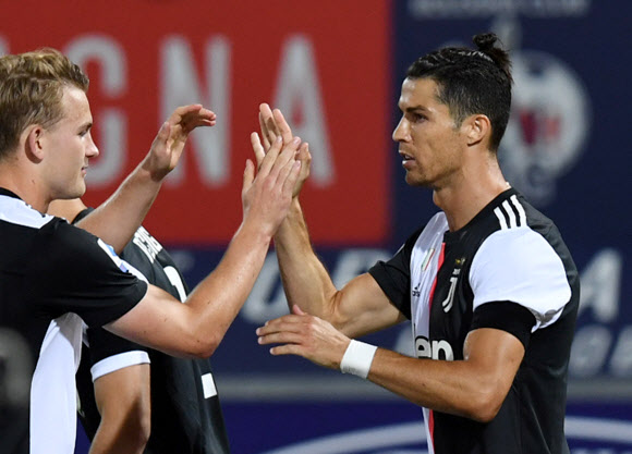 유벤투스의 크리스티아누 호날두가 22일(현지시간) 이탈리아 볼로냐의 레나토 달라라 스타디움에서 열린 볼로냐와의 2019-2020 세리에A 27라운드 경기에서 페널티킥 선제골을 넣고 동료들과 기뻐하고 있다.  로이터 연합뉴스