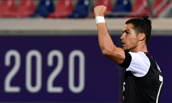 유벤투스의 크리스티아누 호날두가 22일(현지시간) 이탈리아 볼로냐의 레나토 달라라 스타디움에서 열린 볼로냐와의 2019-2020 세리에A 27라운드 경기에서 페널티킥 선제골을 넣고 기뻐하고 있다.  AFP 연합뉴스