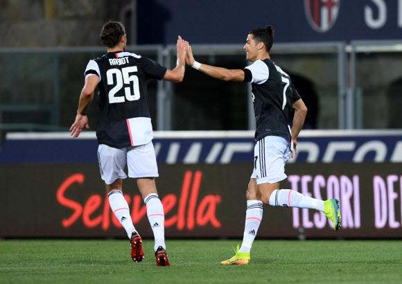 유벤투스의 크리스티아누 호날두가 22일(현지시간) 이탈리아 볼로냐의 레나토 달라라 스타디움에서 열린 볼로냐와의 2019-2020 세리에A 27라운드 경기에서 페널티킥 선제골을 넣고 동료들과 기뻐하고 있다.  로이터 연합뉴스