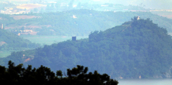 23일 파주 오두산 전망대에서 바라본 북한 지역에 확성기 시설이 보인다. 남북은 2018년 4·27 판문점선언으로 비무장지대(DMZ) 인근 확성기 방송 시설을 모두 철거했지만, 북한은 지난 21일 오후부터 전격 재설치 작업에 들어갔다. 2020.6.23  연합뉴스