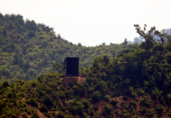 23일 인천시 강화군 평화전망대에서 바라본 북한 황해북도 개풍군에 대남 확성기가 설치돼 있다.  2020.6.23  연합뉴스