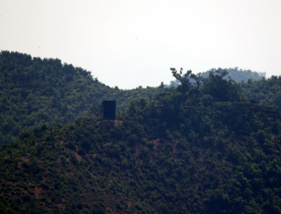 23일 인천시 강화군 평화전망대에서 바라본 북한 황해북도 개풍군에 대남 확성기가 설치돼 있다.  2020.6.23  연합뉴스