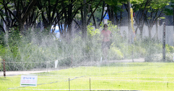 전국적으로 무더운 날씨가 이어지는 23일 오전 서울 마포구 경의선 숲길에서 시민들이 산책 하고 있다. 2020.6.23  연합뉴스