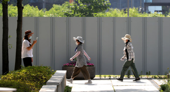 전국적으로 무더운 날씨가 이어지는 23일 오전 서울 마포구 경의선 숲길에서 시민들이 산책하고 있다. 2020.6.23  연합뉴스
