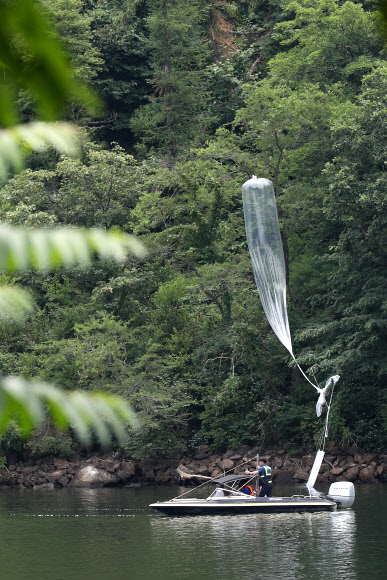 지난 22일 밤 경기 파주에서 탈북단체가 보낸 대북전단 살포용 풍선이 23일 오전 10시께 홍천군 서면 마곡리 인근 야산에 떨어져 있다. 발견된 대북전단 살포용 풍선은 2∼3m 크기로, 김정은 북한 국무위원장 일가의 사진이 부착돼 있다. 2020.6.23  연합뉴스