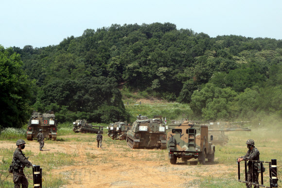 23일 경기도 파주시 접경지역의 한 훈련장에서 K-9 자주포가 이동하고 있다. 2020.6.23  연합뉴스