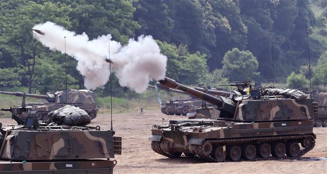 23일 오전 파주의 훈련장에서 한 포병부대가 월마다 정기적으로 실시하는 자주포 사격훈련을 하고 있다. 북한의 DMZ 동·서·중부 전선 일대 20여 곳에 확성기 방송 시설 재설치 및 대남 전단(삐라) 살포 준비로 인해 남북관계에 긴장감이 높아지고 있다.2020.6.23 뉴스1