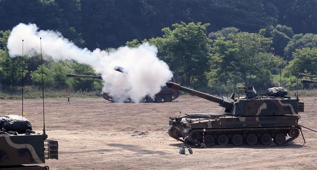 23일 오전 파주의 훈련장에서 한 포병부대가 월마다 정기적으로 실시하는 자주포 사격훈련을 하고 있다. 북한의 DMZ 동·서·중부 전선 일대 20여 곳에 확성기 방송 시설 재설치 및 대남 전단(삐라) 살포 준비로 인해 남북관계에 긴장감이 높아지고 있다.2020.6.23 뉴스1