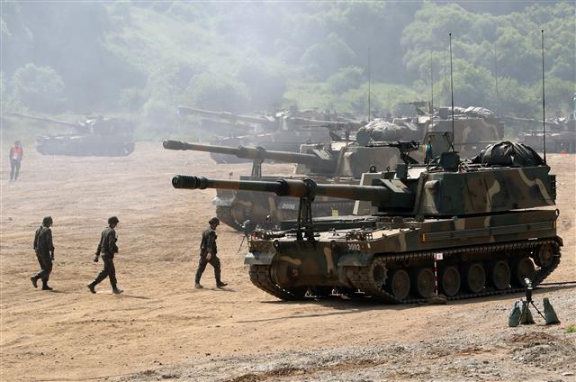 23일 오전 파주의 훈련장에서 한 포병부대가 월마다 정기적으로 실시하는 자주포 사격훈련을 하고 있다. 북한의 DMZ 동·서·중부 전선 일대 20여 곳에 확성기 방송 시설 재설치 및 대남 전단(삐라) 살포 준비로 인해 남북관계에 긴장감이 높아지고 있다.2020.6.23 뉴스1