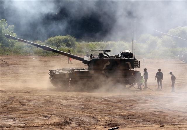 23일 오전 파주의 훈련장에서 한 포병부대가 월마다 정기적으로 실시하는 자주포 사격훈련을 하고 있다. 북한의 DMZ 동·서·중부 전선 일대 20여 곳에 확성기 방송 시설 재설치 및 대남 전단(삐라) 살포 준비로 인해 남북관계에 긴장감이 높아지고 있다.2020.6.23 뉴스1