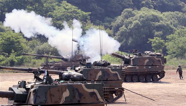 23일 오전 파주의 훈련장에서 한 포병부대가 월마다 정기적으로 실시하는 자주포 사격훈련을 하고 있다. 북한의 DMZ 동·서·중부 전선 일대 20여 곳에 확성기 방송 시설 재설치 및 대남 전단(삐라) 살포 준비로 인해 남북관계에 긴장감이 높아지고 있다.2020.6.23 뉴스1