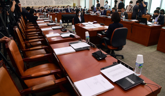 23일 서울 여의도 국회에서 열린 국회상임위 법사위가 미래통합당 의원들이 불참한 가운데 열리고 있다.  2020. 6. 23 정연호 기자 tpgod@seoul.co.kr