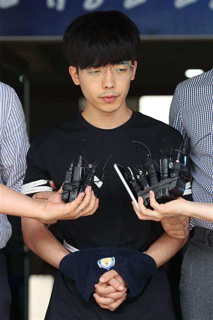 텔레그램 n번방을 개설해 성 착취물을 제작·유포한 혐의로 구속된 ‘갓갓’ 문형욱(24)의 공범으로 알려진 안승진(25·구속)이 23일 오후 경북 안동경찰서 유치장에서 나와 대구지방검찰청 안동지청으로 송치되기 전 심경을 밝히고 있다. 2020.6.23 뉴스1