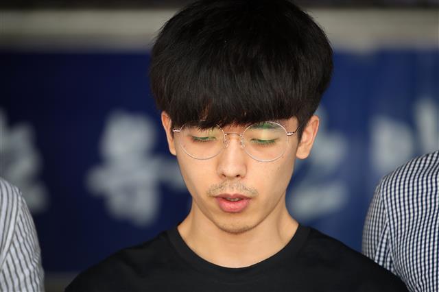 텔레그램 n번방을 개설해 성 착취물을 제작·유포한 혐의로 구속된 ‘갓갓’ 문형욱(24)의 공범으로 알려진 안승진(25·구속)이 23일 오후 경북 안동경찰서 유치장에서 나와 대구지방검찰청 안동지청으로 송치되기 전 심경을 밝히고 있다. 2020.6.23 뉴스1