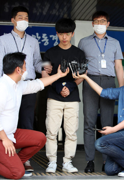 성 착취물을 공유하는 텔레그램 대화방인 ‘n번방’ 운영자 ‘갓갓’ 문형욱(24)과 함께 피해자를 협박한 25세 안승진이 23일 오후 검찰로 송치되기 위해 경북 안동시 안동경찰서에서 나오고 있다.  경찰은 지난 18일 경찰관 3명, 외부위원 4명으로 구성한 신상공개위원회를 열어 범행수법, 피해 정도, 증거관계, 국민의 알 권리 등을 종합적으로 고려해 안 씨의 신상을 공개하기로 정했다. 2020.6.23  연합뉴스