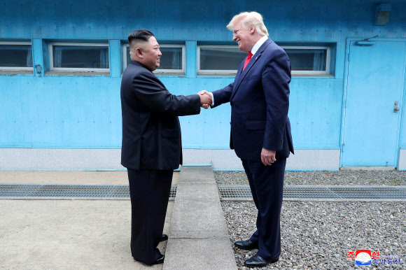 도널드 트럼프 미국 대통령과 김정은 북한 국무위원장이 판문점에서 악수를 나누고 있다. 2019.06.30 로이터 연합뉴스