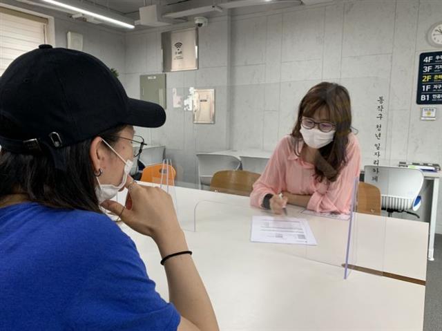 지난 22일 서울 동작구의 일자리카페 ‘무중력지대 대방동’에서 한 취업준비생(왼쪽)이 관계자로부터 상담을 받고 있다. 동작구 제공