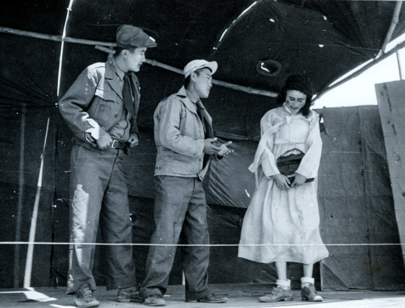 거제 포로수용소의 포로들의 공연