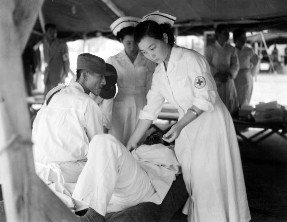 포로 교환 뒤 첫 환자 진료하는 의료진