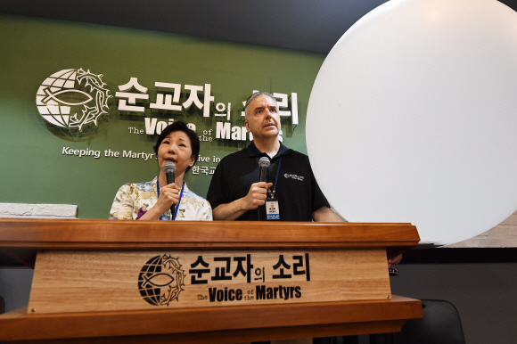 에릭 폴리 순교자의 소리 목사(오른쪽)와 폴리현숙 대표가 24일 서울 성북구 소재 순교자의 소리에서 이재명 경기도지사가 지난 22일 대북전단 살포단체에 대해 경찰에 수사의뢰를 한 사안에 대해 입장발표 기자회견을 하고 있다. 2020.6.24 오장환 기자 5zzang@seoul.co.kr