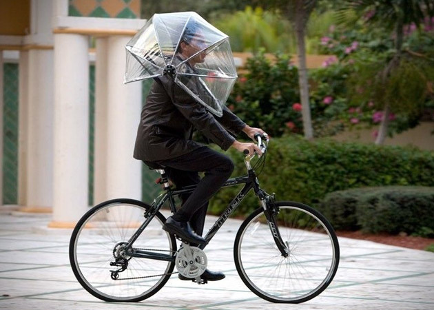 미국의 누브렐라가 디자인 한 등에 메는 형태의 우산