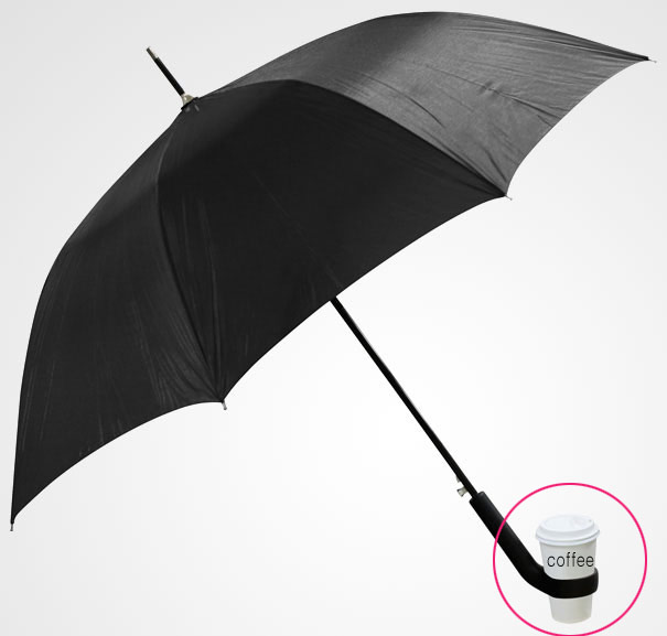 인도의 Ek 디자인 회사가 디자인 한 컵 홀더가 달린 우산