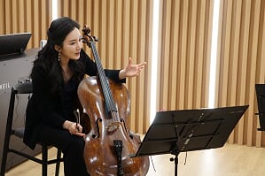 첼리스트 임희영이 24일 서울 종로구의 사단법인 뷰티플마인드에서 장애학생들을 위한 마스터클래스를 갖고 연주에 대해 설명하고 있다. 뷰티플마인드 제공