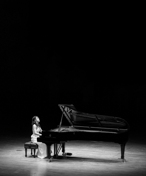피아니스트 손열음이 지난 23일 서울 예술의전당 콘서트홀에서 로베르트 슈만의 곡을 연주하고 있다. 이날 공연은 코로나19로 한차례 연기된 뒤에 연, 4년 만의 국내 독주회였다. 크레디아 제공