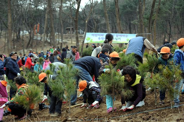 매년 식목일이면 전국 곳곳에서 나무심기 행사가 열린다. 한국은 1970년대 대대적인 조림사업으로 벌거숭이 국토를 푸르게 바꾼 대표적인 나라로 꼽힌다. 서울신문 DB