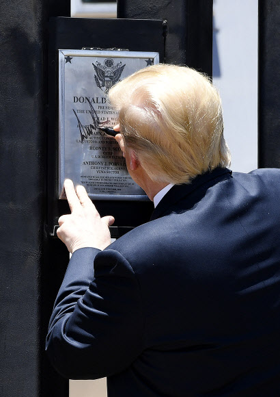 트럼프, 反이민정책 상징물 국경장벽에 서명