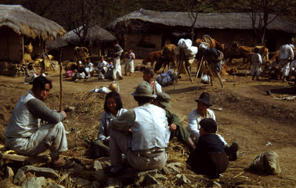 농가에서 휴식 취하는 피란민