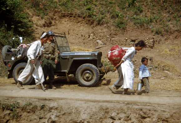 미군 차량 지나는 피란 가족