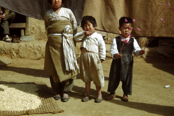 피란길에 오른 해맑은 아이들