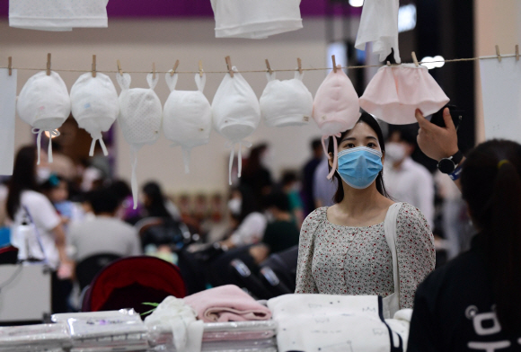 25일 서울 강남구 삼성동 코엑스에서 열린 제31회 코베 베이비페어에서 방문객들이 마스크를 착용하고 유아용품을 살펴보고  있다. 2020.6.25  정연호 기자 tpgod@seoul.co.kr