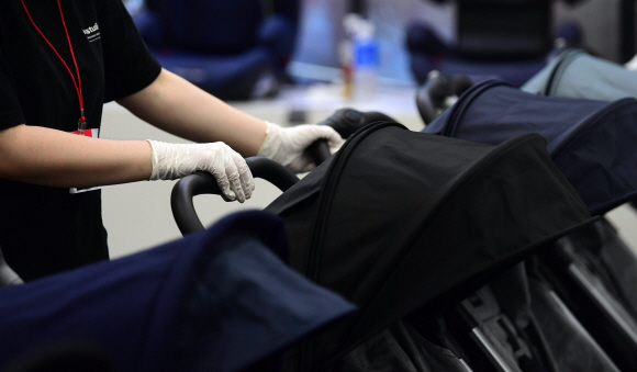 25일 서울 강남구 삼성동 코엑스에서 열린 제31회 코베 베이비페어에서 판매원들이 위생장갑을 착용하고 상품을 안내하고  있다. 2020.6.25  정연호 기자 tpgod@seoul.co.kr