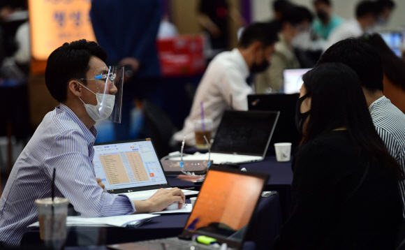 25일 서울 강남구 삼성동 코엑스에서 열린 제31회 코베 베이비페어에서 방문객들이 안면마스크를 착용한 상담사와 상담을 하고  있다. 2020.6.25  정연호 기자 tpgod@seoul.co.kr