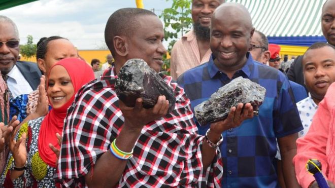 탄자니아의 소규모 광산업자 사니니우 라이저가 24일 만야라의 원식 거래 시장에서 탄자나이트 원석 둘을 두 손에 떡 들듯이 들어 보이고 있다. 탄자니아 광물부 제공 영국 BBC 홈페이지 캡처