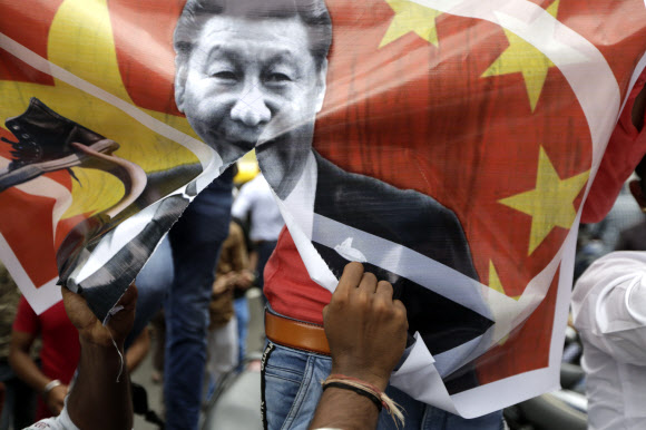 시진핑 중국 국가주석의 얼굴 사진을 찢는 인도 반중시위대-AP 연합뉴스