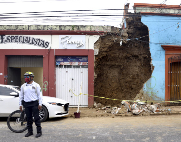 지난 23일(현지시간) 지진이 발생한 멕시코 오악사카주에서 경찰이 서 있다. AP통신