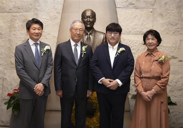 25일 서울 삼성동 포니정홀에서 열린 포니정 혁신상 시상식 참석자들이 기념 촬영을 하고 있다. 왼쪽부터 정몽규 HDC 회장, 김철수 포니정재단 이사장, 방시혁 빅히트 엔터테인먼트 의장, 고 정세영 현대산업개발 명예회장의 부인 박영자씨. HDC 제공