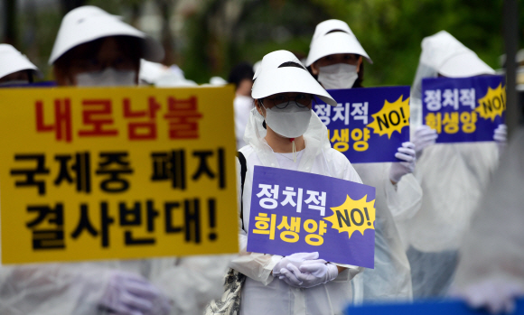 25일 서울교육청에서 국제중 지정취소 절차의 첫 단계로 각 학교에 대한 청문회가 열린 가운데 서울 종로구에 위치한 서울교육청 앞에서는 대원국제중 학부모들이 국제중 폐지를 반대하는 집회를 갖고 있다. 정연호 기자 tpgod@seoul.co.kr