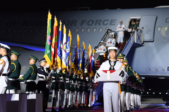 6.25전쟁 70년만에 조국에 귀환한 147구의 호국영령이 25일 저녁 경기도 서울공항에 내려 문재인 대통령을 비롯한 국가유공자 및 유족들이 지켜보는 가운데 영현단에 모셔지고 있다. 도준석 기자 pado@seoul.co.kr