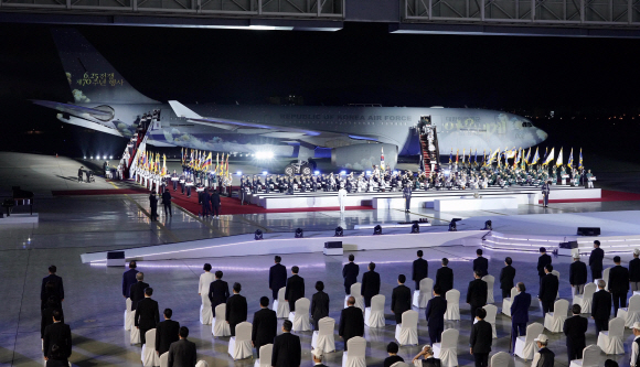 6·25전쟁 70년만에 조국에 귀환한 147구 호국영령의 봉환 행사가 25일 저녁 경기도 서울공항에서 문재인 대통령을 비롯한 국가유공자 및 유족들이 지켜보는 가운데 열리고 있다. 도준석 기자 pado@seoul.co.kr