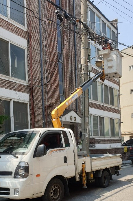 서울 광진구에서 광진구청 주변 도시미관을 해치는 공중케이블을 정비하는 모습. 2020.6.27. 광진구 제공