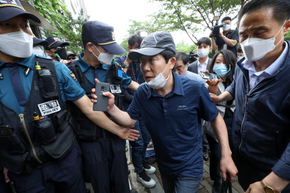 탈북민단체 ‘자유북한운동연합’ 박상학 대표가 26일 서울 강남구 일원동에 있는 탈북민 단체 ‘큰샘’ 사무실 앞에서 자신의 입장을 밝히고 있다. 연합뉴스