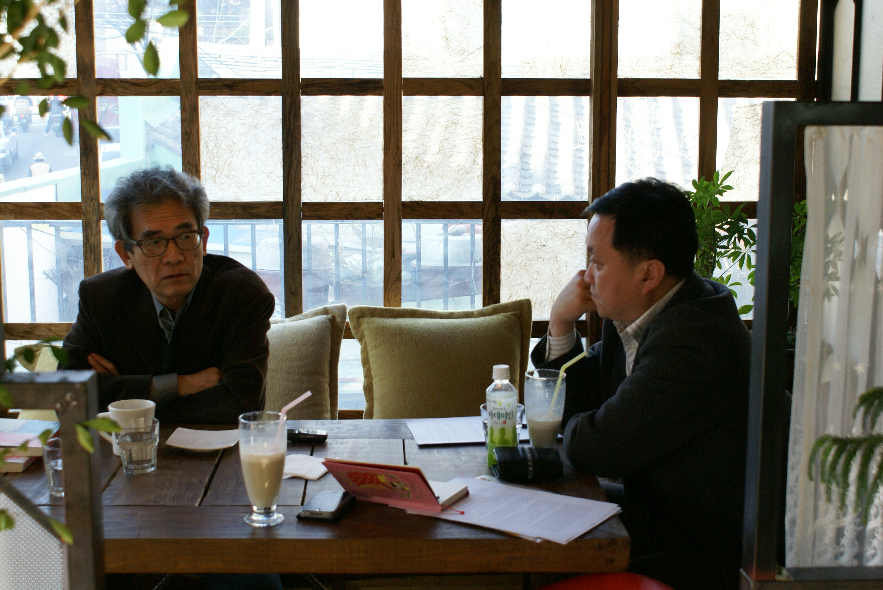 2012년 4월 6일 녹색평론 사무실에서 김종철 선생(왼쪽)과 김응교 교수