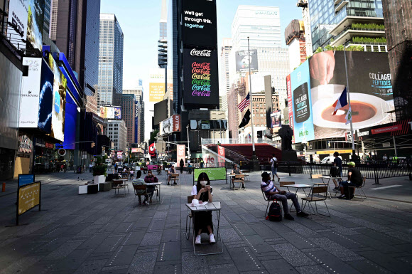 ‘코로나19 거리두기’ 하는 뉴욕 타임스퀘어