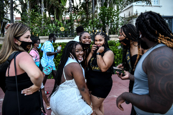 여성들이 26일(현지시간) 미국 플로리다주 마이애미 비치 오션 드라이브에서 총각 파티를 축하하며 춤을 추고 있다. AFP 연합뉴스