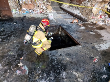 27일 오후 근로자 질식 사고가 발생한 대구시 달서구 한 재활용업체 맨홀에서 119 구조대가 구조작업을 하고 있다. 2020.6.27. 대구소방본부 제공