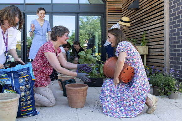 영국 왕세손비 케이트 미들턴이 25일(현지시간) 영국 노퍽 프랭링엄 얼의 어린이 호스피스 병원 중 하나인 ‘더 누크(The Nook)’를 방문해 허브와 식물을 심는 일이 돕고 있다. AP 연합뉴스